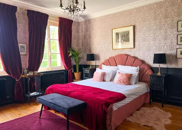 D'hotes Sarah - Chateau Le Bas Bleu Bed & Breakfast 3*