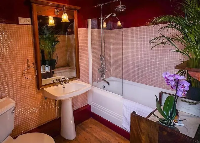 D'hotes Sarah - Chateau Le Bas Bleu Bed & Breakfast