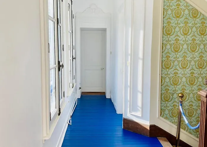 D'hotes Sarah - Chateau Le Bas Bleu Bed & Breakfast