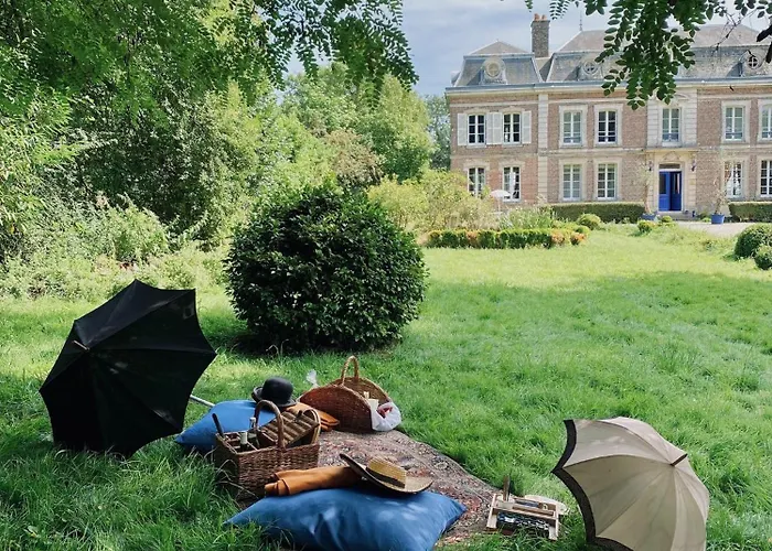 D'hotes Sarah - Chateau Le Bas Bleu Bed & Breakfast 3*